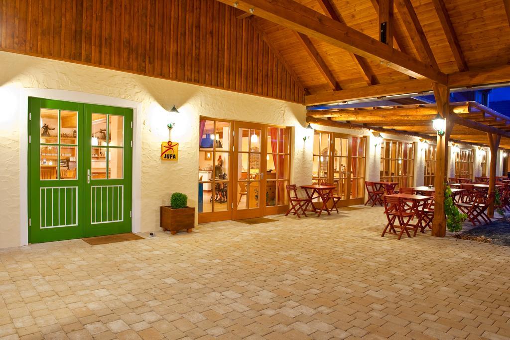 Jufa Hotel Tieschen Екстер'єр фото